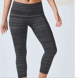 Fabletics Seamless Black/Grey Multi Toned/Striped Cropped/Capri Leggings